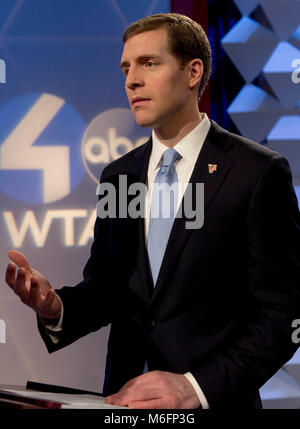 Wilkinsburg, Pennsylvania, USA. 03 Mar, 2018. CONOR AGNELLO, candidato democratico nel marzo 13 Elezione speciale in Pennsylvania del XVIII distretto congressuale, prende le domande da parte dei media dopo la sua discussione contro il candidato repubblicano Rick Saccone a WTAE, la ABC affiliate a Pittsburgh. Credito: Brian Cahn/ZUMA filo/Alamy Live News Foto Stock