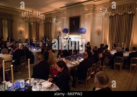 Presidente Trump e la First Lady Melania Trump partecipa ai governatori cena domenica 25 febbraio, 2018 sullo stato pavimento della Casa Bianca di Washington, D.C. (Gazzetta White House Foto di Shealah Central Plaza Hotel) Credito: tempeste Media Group/Alamy Live News Foto Stock