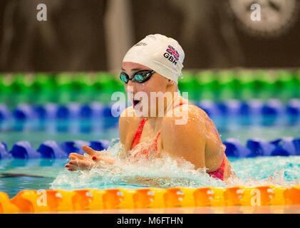 Chloe Tutton sul suo modo al secondo posto e il titolo britannico nel femminile 200m Finale a rana durante il giorno tre del 2018 EISM e del campionato britannico presso il Royal Commonwealth Pool, Edimburgo. Foto Stock