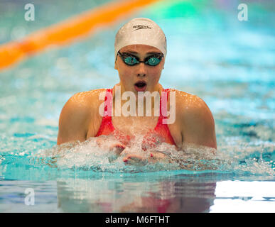 Chloe Tutton sul suo modo al secondo posto e il titolo britannico nel femminile 200m Finale a rana durante il giorno tre del 2018 EISM e del campionato britannico presso il Royal Commonwealth Pool, Edimburgo. Foto Stock