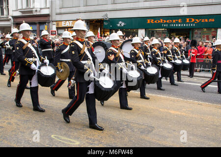 Banda Militare marciando nella zona centrale di Londra a Margaret Thatchers Funerali di Stato. London, England, Regno Unito; Foto Stock