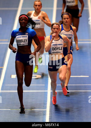 Gran Bretagna Eilidh Doyle (centro) sul modo di vincere il bronzo della Donne 400m Finale e Zoey Clark (destra) sulla strada per il sesto posto durante il giorno tre del 2018 IAAF Indoor campionati mondiali all'Arena di Birmingham. Foto Stock
