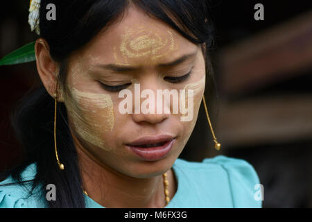 Mawlamyine (Mawlamyaing, Moulmein): vendor donna al mercato, faccia con thanaka pasta cosmetica, , Stato Mon, Myanmar (Birmania) Foto Stock