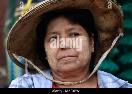 Mawlamyine (Mawlamyaing, Moulmein): vendor donna al mercato, faccia con thanaka pasta cosmetica, , Stato Mon, Myanmar (Birmania) Foto Stock