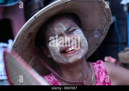 Mawlamyine (Mawlamyaing, Moulmein): vendor donna al mercato, faccia con thanaka pasta cosmetica, , Stato Mon, Myanmar (Birmania) Foto Stock