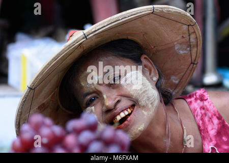 Mawlamyine (Mawlamyaing, Moulmein): vendor donna al mercato, faccia con thanaka pasta cosmetica, , Stato Mon, Myanmar (Birmania) Foto Stock