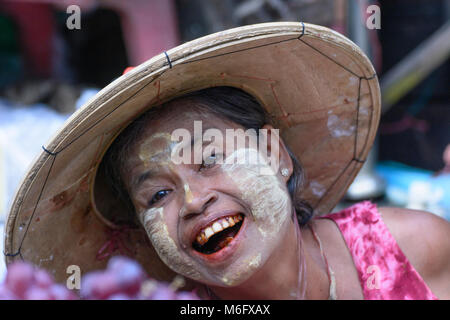 Mawlamyine (Mawlamyaing, Moulmein): vendor donna al mercato, faccia con thanaka pasta cosmetica, , Stato Mon, Myanmar (Birmania) Foto Stock