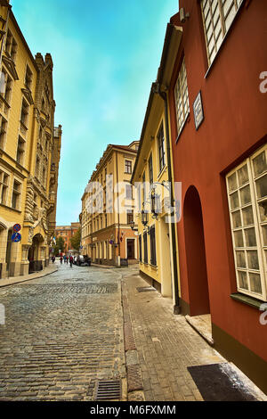 Antico borgo medievale mattina strada stretta a Riga, Lettonia. In stile retrò. Foto Stock