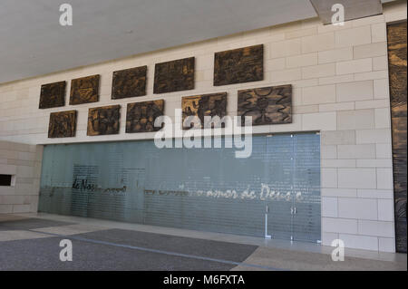 Una serie di dipinti di soggetto religioso all'ingresso della cappella presso il Santuario di Fatima, noto anche come il Santuario della Nostra Signora di Fatima, Portogallo Foto Stock