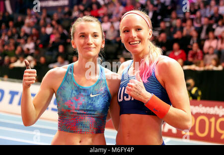 Stati Uniti d'America's Sandi Morris (destra) e folle autorizzato dell'atleta Sidorova Anzhelika celebrare medels vincente alla donna di Pole Vault Final durante il giorno tre del 2018 IAAF Indoor campionati mondiali all'Arena di Birmingham. Foto Stock