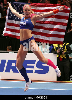 Stati Uniti d'America's Sandi Morris celebra vincendo oro alla donna Polo finale Final Vault durante il giorno tre del 2018 IAAF Indoor campionati mondiali all'Arena di Birmingham. Foto Stock