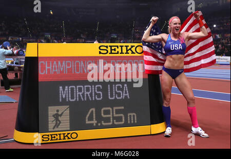 Stati Uniti d'America's Sandi Morris celebra vincendo oro alla donna Polo finale Final Vault durante il giorno tre del 2018 IAAF Indoor campionati mondiali all'Arena di Birmingham. Foto Stock