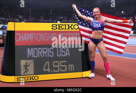 Stati Uniti d'America's Sandi Morris celebra vincendo oro alla donna Polo finale Final Vault durante il giorno tre del 2018 IAAF Indoor campionati mondiali all'Arena di Birmingham. Foto Stock