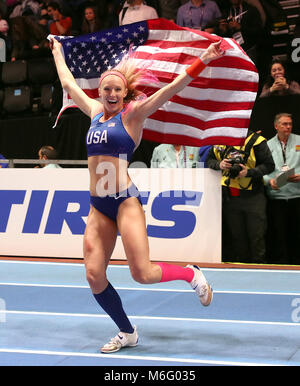 Stati Uniti d'America's Sandi Morris celebra vincendo oro alla donna Polo finale Final Vault durante il giorno tre del 2018 IAAF Indoor campionati mondiali all'Arena di Birmingham. Foto Stock