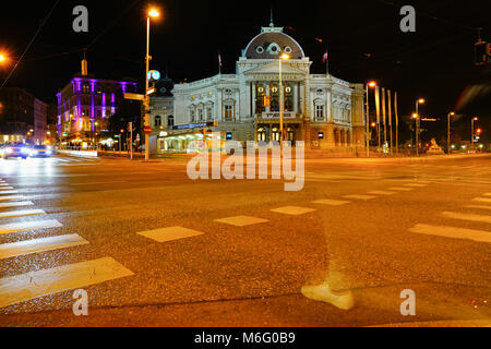 VIENNA, Austria - 3 settembre 2017; Lunga esposizione luci della città di notte scena di strada con il famoso Volkstheater attraverso intersezione Foto Stock