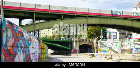 VIENNA, Austria - 4 settembre 2017; vandalismo Graffiti sui muri costruiti lungo argine del fiume Danubio. Foto Stock