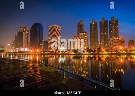 Cityscape immagine di Benchakitti parco di notte a Bangkok, in Thailandia. Foto Stock