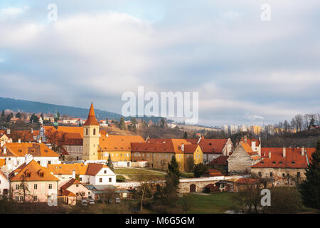 Una favolosa e bellissima vista della città di Cesky Krumlov nella Repubblica Ceca. Luogo preferito dai turisti provenienti da tutto il mondo. Una delle più belle insolita di piccole città in tutto il mondo. Foto Stock