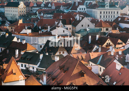 Una vista dall'aria di belle case e per le strade della città di Cesky Krumlov nella Repubblica Ceca. Una delle più belle piccole città in tutto il mondo. L'Europa. Foto Stock