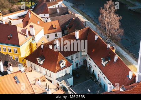 Una vista dall'aria di belle case e per le strade della città di Cesky Krumlov nella Repubblica Ceca. Una delle più belle piccole città in tutto il mondo. L'Europa. Foto Stock