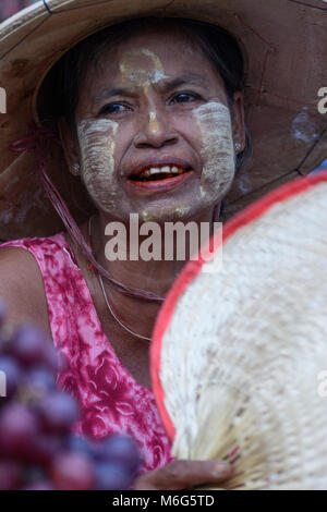 Mawlamyine (Mawlamyaing, Moulmein): vendor donna al mercato, faccia con thanaka pasta cosmetica, , Stato Mon, Myanmar (Birmania) Foto Stock