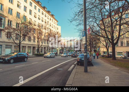 Monaco di Baviera, Germania, 29 Dicembre 2016: le auto sulla strada a Monaco di Baviera. La vita della città. La vita quotidiana in Europa. Stile di vita. Foto Stock