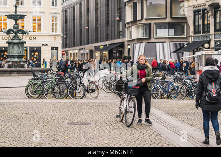 Copenhagen - Ottobre 17, 2016: Ragazze passando dalla bicicletta locale posto parcheggio in piazza Amargertorv. Foto Stock