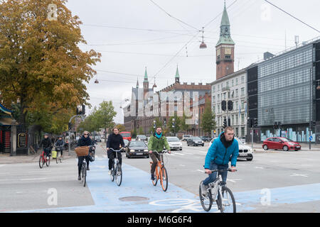 Copenhagen - Ottobre 23, 2016: Cyclers passando da una strada di Copenhagen Foto Stock