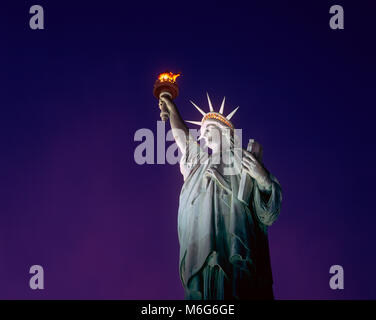 Statua della Libertà di notte, New York Foto Stock