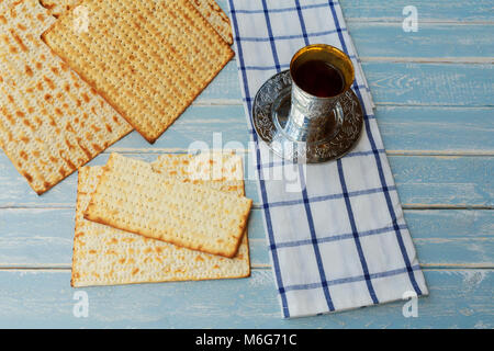 Il Pesach Pasqua simboli della grande festa ebraica. Tradizionale pane azzimo, matzah o matzo e vino di annata in lastra d'argento e vetro. Foto Stock