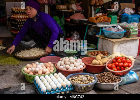 Una donna vende verdure e uova su un sentiero di Hanoi, Vietnam Foto Stock