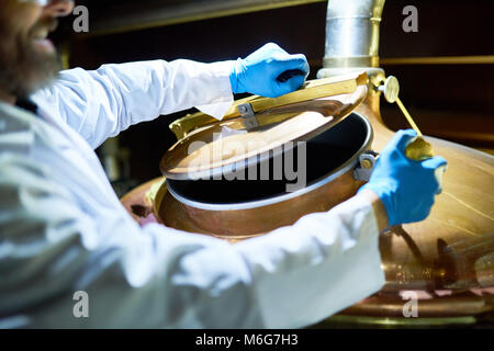 Birraio barbuto avvolto in un lavoro Foto Stock