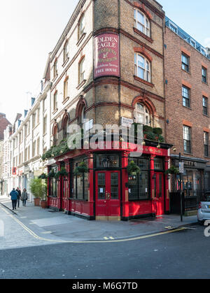 Vista esterna del Golden Eagle pub in Marylebone Lane, London, England, Regno Unito Foto Stock