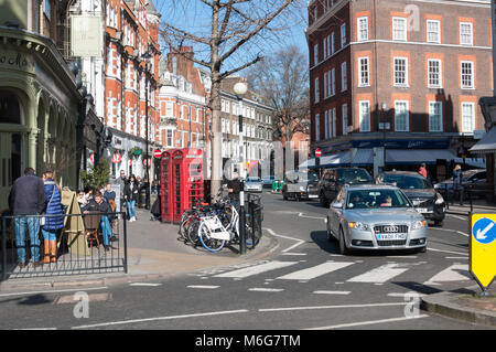 Gli amanti dello shopping fuori e circa su un Sabato mattina in Marylebone High Street, London, England, Regno Unito Foto Stock
