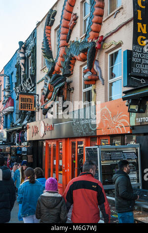 La Max Orient ristorante cinese a Camden High Street, Camden Town, Londra, Inghilterra, Regno Unito. Un grande modello stilizzato dragon fissato a parete al di sopra della porta. Foto Stock