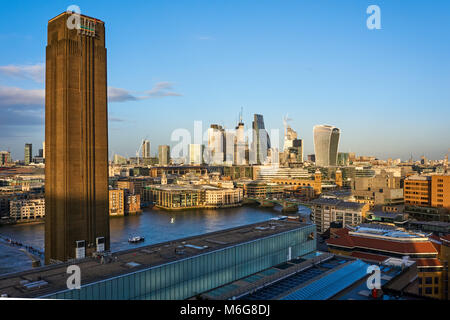 Vista della città di Londra con la Tate Modern camino in primo piano, England Regno Unito Regno Unito Foto Stock