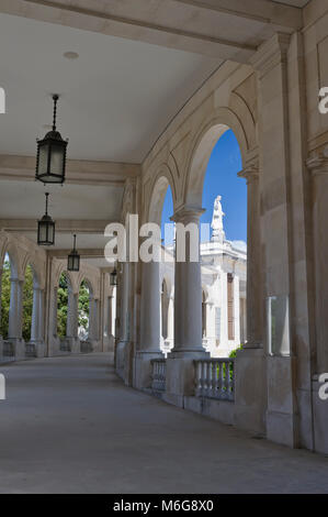 Il colonnato presso il Santuario di Fatima, noto anche come il Santuario della Nostra Signora di Fatima, Portogallo Foto Stock