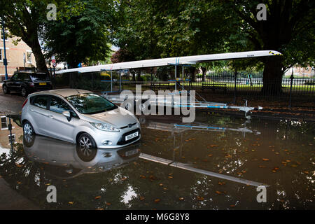 Asfalto allagato dur di alta marea, il fiume Tamigi a Putney, Regno Unito Foto Stock