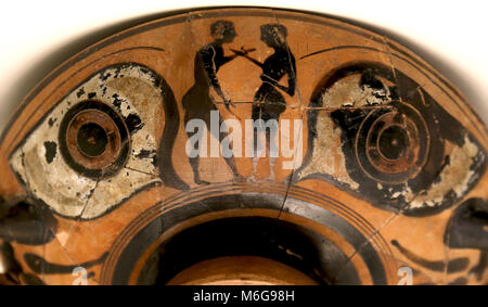 Eye-cup (Kylix) con giovani figure scena e due occhi (dettaglio). Pre-greco classico periodo arcaico. Vi secolo A.C. Emporion, Girona. Foto Stock