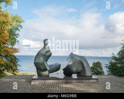 Henry Moore scultura rivolta verso il mare nel Museo Louisiana park Foto Stock