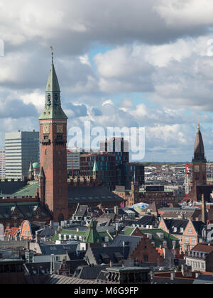 Copenhagen City Hall tower sui tetti della città visto dal Palazzo Christiansborg tower Foto Stock