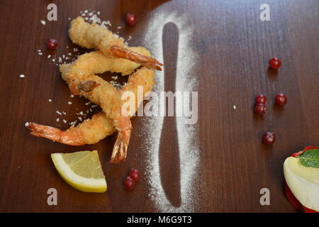 Gamberi fritti nel pangrattato. profondo fritto di gamberi carne palla su un tavolo di legno. Foto Stock