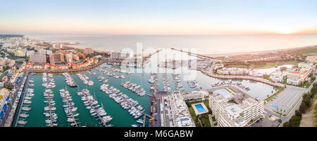 Panoramica, vista aerea del percorso turistico Vilamoura, Quarteira, Algarve, PORTOGALLO Foto Stock