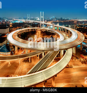 Bellissimo Ponte di Nanpu al crepuscolo ,attraversa il fiume Huangpu ,shanghai , Cina Foto Stock