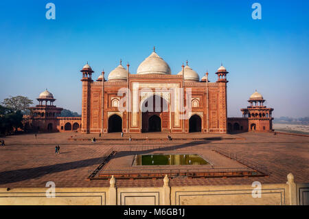 Ingresso di una moschea masjid accanto al Taj Mahal, Agra, India Foto Stock