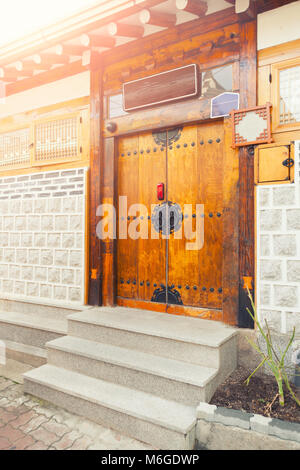 SEOUL, Corea del Sud - Agosto 09, 2015: casa unica porta di Seochon Villaggio Hanok resedential area in Seoul, Corea del Sud Foto Stock