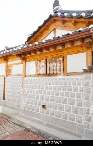 SEOUL, Corea del Sud - Agosto 09, 2015: case uniche a Seochon Villaggio Hanok resedential area in Seoul, Corea del Sud Foto Stock