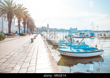 SPLIT, Croazia - Luglio 10, 2017: Split City all'alba con un sacco di piccole imbarcazioni ormeggiate in porto - Croazia Foto Stock