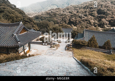 Bellissima vista sul monastero buddista in zona montuosa non lontano dalla città di Seoul - Corea del Sud Foto Stock