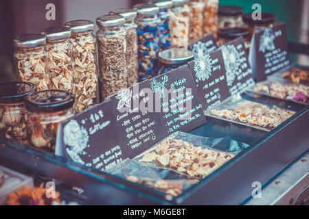 SEOUL, Corea del Sud - Agosto 09, 2015: Box con un sacco di diversi tisane venduti a Seochon area di Seoul, Corea del Sud Foto Stock